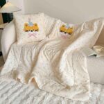 Pilotă pentru copii și bebeluși 2 în 1, 100% Bumbac, Transformabilă în Pernă – 100 x 145 cm,  model Pisicuță, Crem cu Roz