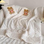 Pilotă pentru copii și bebeluși 2 în 1, 100% Bumbac, Transformabilă în Pernă – 100 x 145 cm,  model Ursuleț cu Coroniță, Crem cu Roz