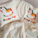 Pilotă pentru copii și bebeluși 2 în 1, 100% Bumbac, Transformabilă în Pernă – 100 x 145 cm,  model cu Unicorn, Crem Multicolor