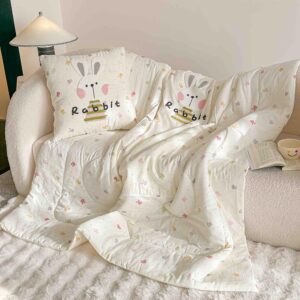 Pilotă pentru copii 2 în 1, 100% Bumbac, Transformabilă în Pernă – 150 x 200 cm, Crem Multicolor, Model Iepuraș