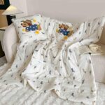 Pilotă pentru copii și bebeluși 2 în 1, 100% Bumbac, Transformabilă în Pernă – 100 x 145 cm,  model cu Cățeluș Cowboy, Crem-Albastru - imagine 3